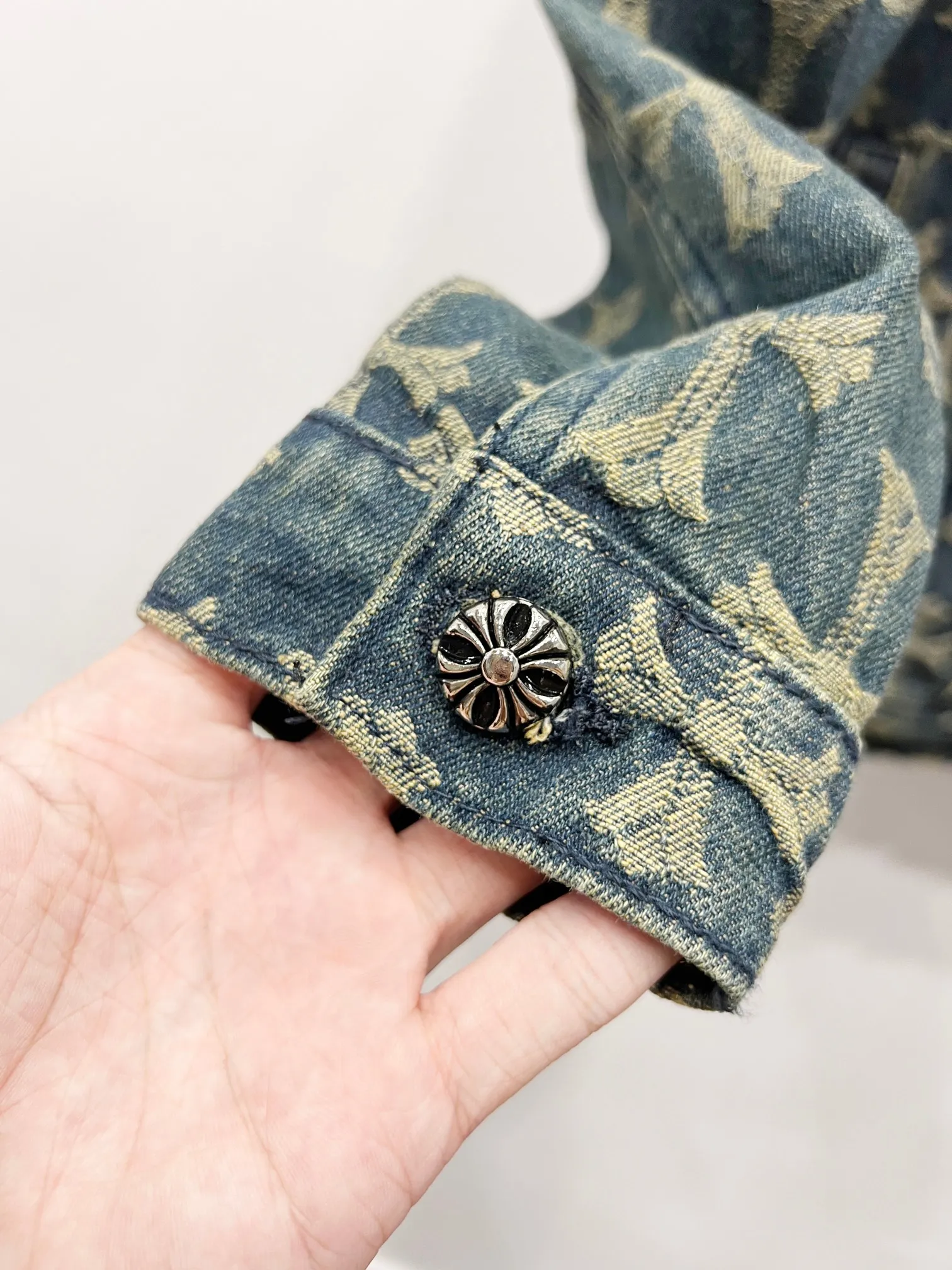 P250 Style No.: (r050) Chrome Hearts Chrome Hearts double-sided full-print LOGO jacquard dark-print heavy-duty denim jacket. The same style as the Internet celebrity star. The cross-printed denim jacket has a unique cross design element and full printing, which is full of design. It is made of 100% denim cotton fabric with heavy coarse yarn count, which ensures a stiff and tough silhouette while being soft, comfortable and breathable. The lapel is designed with silver buttons and is full of texture. The classic white cross logo is all over the dress, making it a perfect versatile style for spring and summer! Customized jacquard fabric, you can wear it in various styles. This gender-neutral shirt is a must-have for nightclubs. It can be worn as a jacket for both men and women. It can be easily worn by both men and women! The original loose version is made of high-quality pure cotton fabrics. The fabric pattern is high-definition and delicate without burrs. It is comfortable and breathable to wear. All the buttons are molded and customized. It is casual and fashionable and can be matched with any bottoms. It can be windproof and sunproof in spring and summer. It can be worn outside in autumn and winter! Easily concave shape makes you look slimmer and taller, perfect for both men and women! Style number: Color: Blue Size: S M L XL